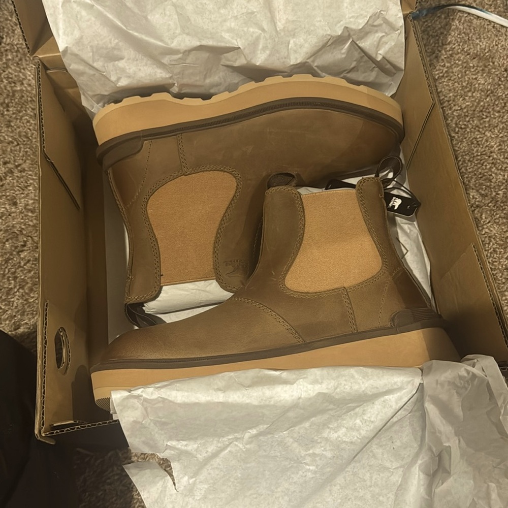 New in box Sorel Hi-Line Chelsea boots, size 7.5